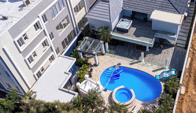Luxury mansion, Chef included, heated pool and BBQ