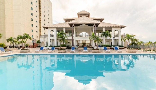 Luxurious 2BDR condo located in Prestigious Tower.