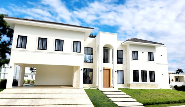 Luxurious 4-bedroom Villa with pool, BBQ, Billiards, yoga room/massage table