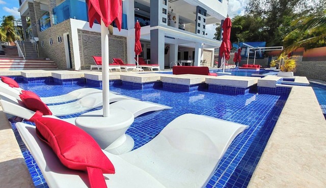 Luxurious 12BR Estate with Pools and Entertainment – 14 Minutes from Airport
