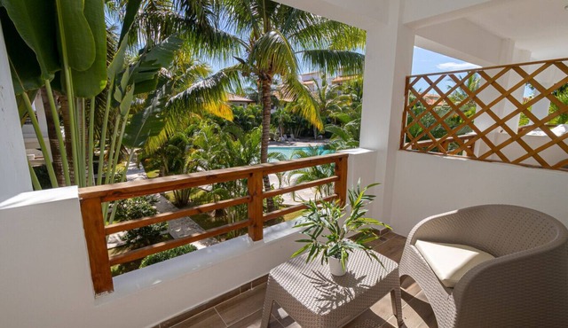 Luxury 1BR Oasis Paraiso Residence