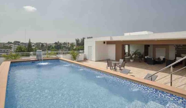 Luxury 2 beds apt. Pool+Gym. Near CIPLA and CCEP