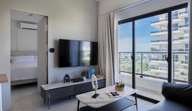 Luxury 2BR Penthouse with Kind beds, Private Jacuzzi and Pool + Gym
