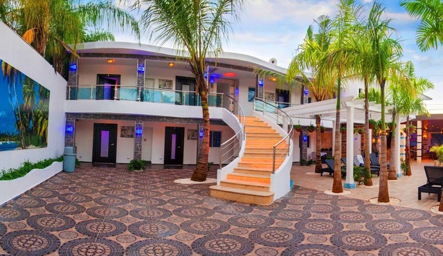 Luxury 30BD Party Complex, guest-friendly, steps from Clubs/Beaches!