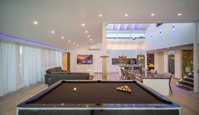 Luxury 3BR Penthouse, 300m from beach!