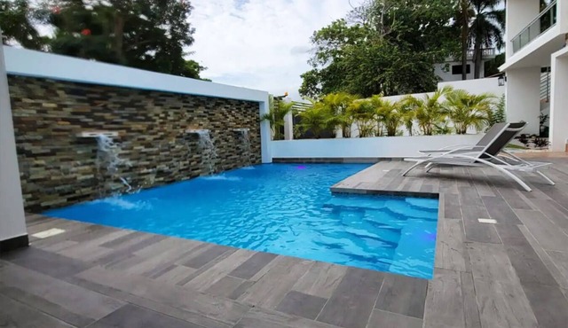 Luxury Apt w/Pool 5-min Walk to Beach & Ocean World