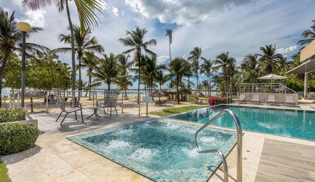Luxury Beach Apt | Walk to Beach + Pool & Jacuzzi