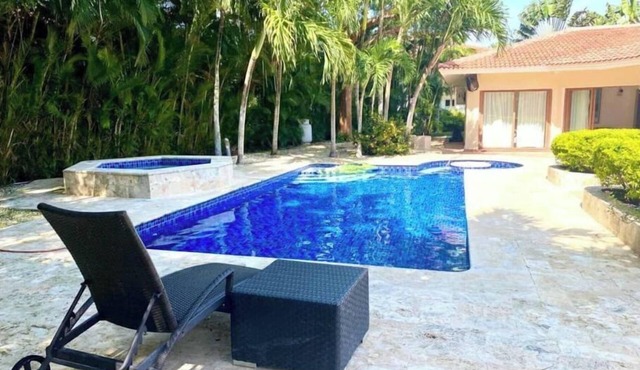 Luxury & Cozy Villa with Jacuzzi at Metro Club