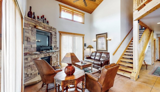 Luxury home with spectacular views and hot tub - walk to the golf course in Moab