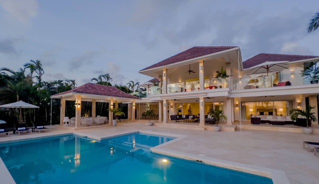 Luxury The Dream villa w/golf view, outdoor screen movie, CHEF & staff incl.