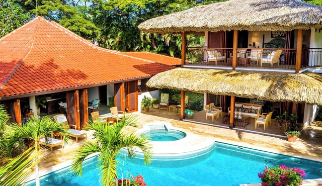 Luxury Villa less than 400 meter walk to the Beach - Pool & Jacuzzi Sleeps 10-12