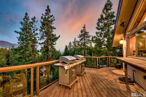 LX33 Lake Tahoe Villa with Gameroom Hot tub Sauna in Zephyr Cove