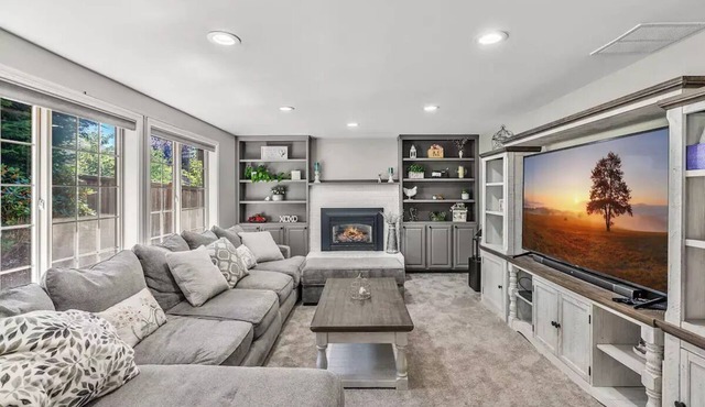 Magnificent Modern Farmhouse!n in Everett