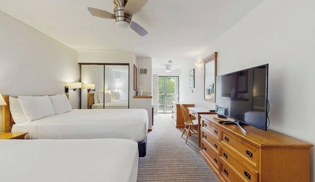 Main Street gem - pool & hot tub - walk to lifts, dog-friendly, balcony in Aspen