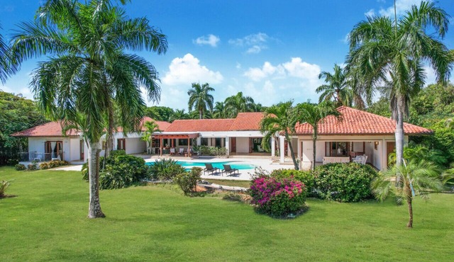 Mangos 11A: Luxury retreat with pool, Jacuzzi, full staff & golf cart