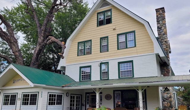 Methow Valley Inn- 7-Bedroom Option, Sleeps 15, Perfect for Family or Friends! in Twisp