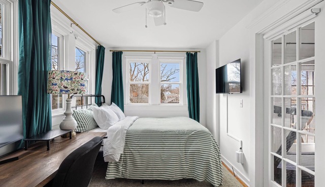 Midtown Gem Walk to Parks and Trails w/Parking in Atlanta