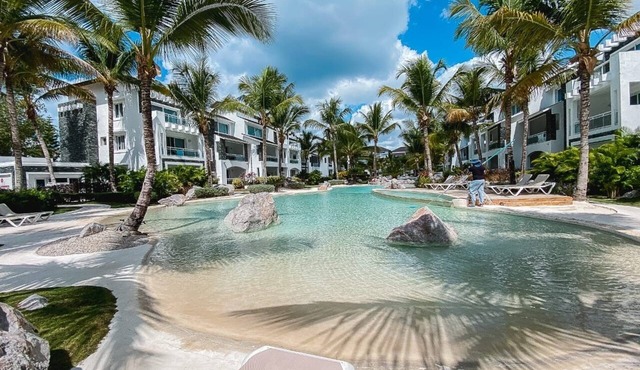 Minimalist and modern apartment meters away from the beach, 5 pools, garden.