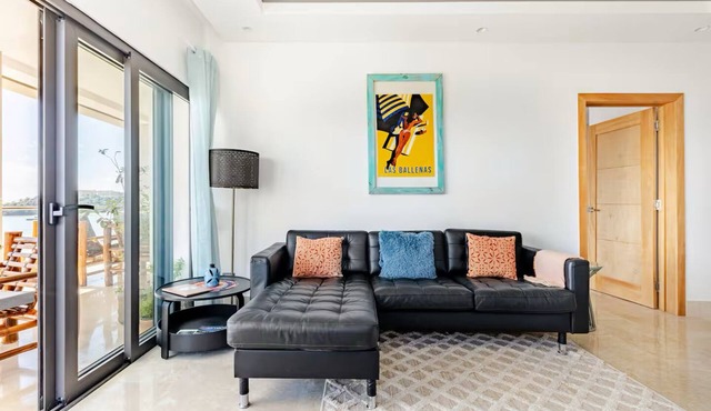 Modern 2BR Oceanview Retreat w/Balcony Walk to Bay
