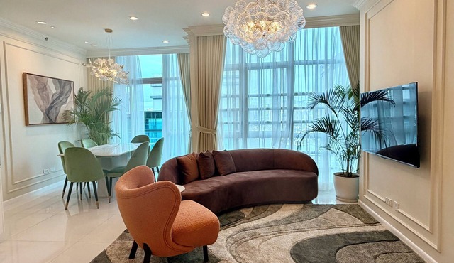 Modern 4BR in Central BGC walk to Shangrila, St. Lukes & One Bonifacio Mall