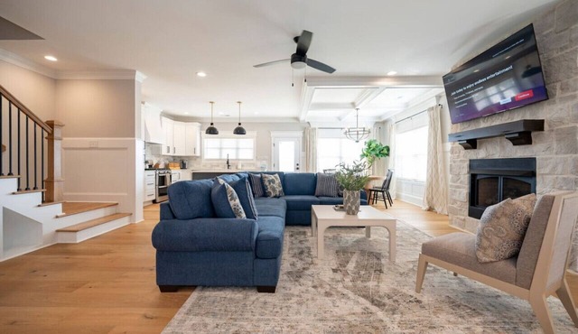 Modern 4BR Oasis - Main Level Master + 2 King Beds in Forest