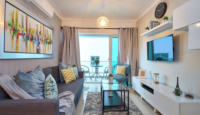 Modern & Cozy place w/pool & Parking in Downtown