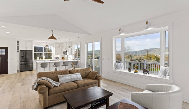 Modern Elegance, Open Concept, Peaceful, Luxurious.Traveler's Sanctuary! in The Dalles