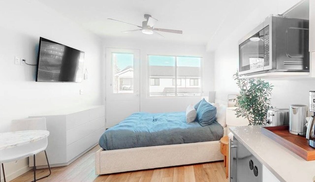 Modern ground-floor studio with mountain view, kitchenette & parking in Fraser