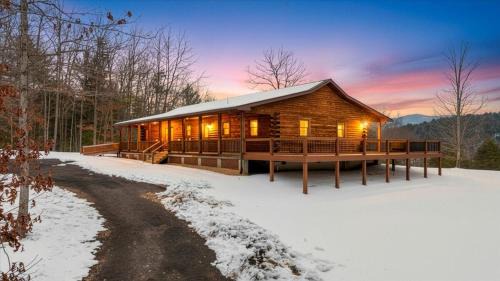 Modern Mountain Cabin, Hot Tub, Hot Springs, VA in Hot Springs