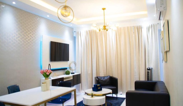 Modern n Chic Apt w Social Area at Rooftop