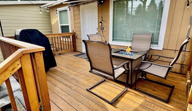 Modern Seattle Two Bedrooms, Two Bathrooms + Private Deck, Hot Tub in Seattle