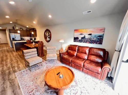 Modern Style KING bed Free Wi-Fi with Garage in Spokane Valley
