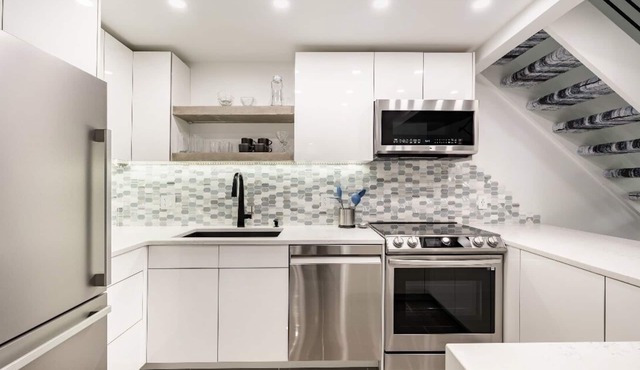 Modern & Unique Pearl street condo in Boulder