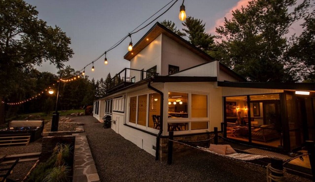 Modern waterfront on Esopus Creek in Kingston in Kingston