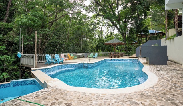 Mountain Escape - comfortable King bed and Views