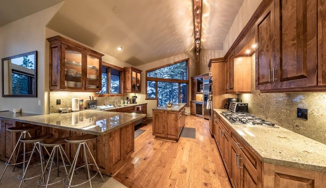 Mountain Escape | Decks-EV Charger-Spa | Sleeps 10 in Stateline