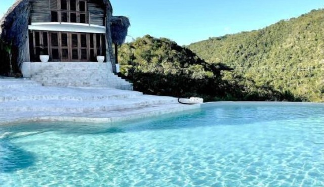 Mountain top villa- breathtaking views & huge pool