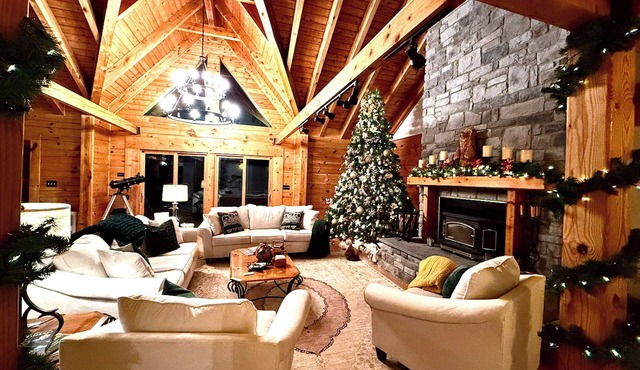 Mountaintop lodge, breathtaking views, private hiking trails & arcade game room. in Secondcreek