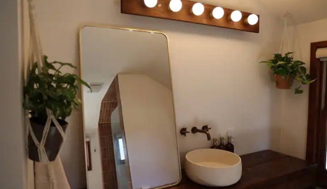 New Modern Chic Studio/soaking tub/bike path in Boulder