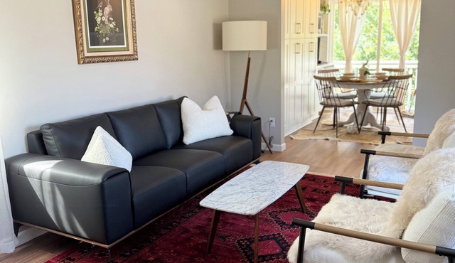 NEW - modern comfort, remodeled, A/C, free parking in Seattle