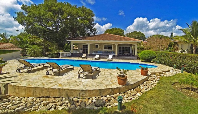 Not just the beaches: residence with basketball/tennis court, football field!