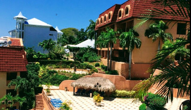 Oceanfront guest-friendly resort in central Sosua, Cable TV/Wi-Fi/Pool/Parking