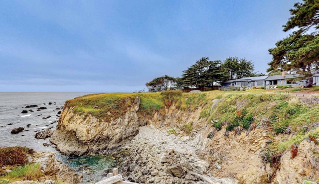 Oceanfront Haven with Beach Access, Views & Deck in Fort Bragg