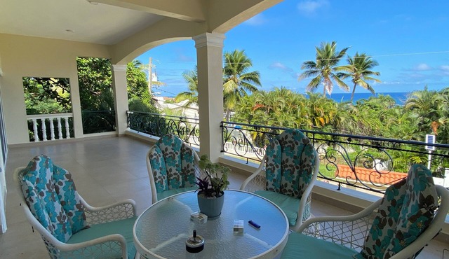 Oceanview 5 BR w private pool, rooftop terrace & full staff 4 min from the beach
