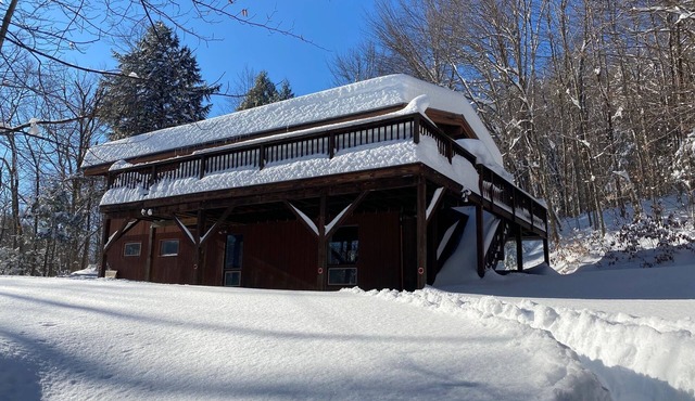 Okemo Hideaway – Secluded Woodland Chalet 7 minutes to Slopes & Village in Ludlow