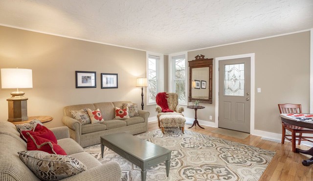 OPEN for the Holidays! Near XC, Hiking & Wineries Easy Walk to Town! in Suttons Bay