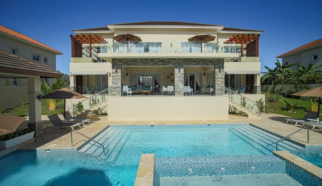 Owner-Rented Contemporary All-Inclusive Tropical Villa