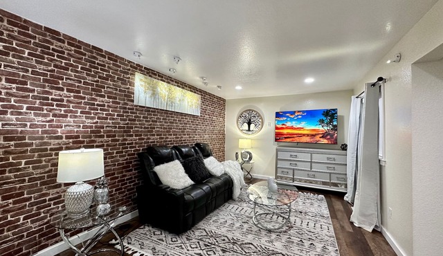 PALACE VILLA: Palace Villa: Central AC & modern, private yard in Bothell