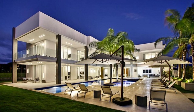 Palmas 78: Lux golf villa, full staff, lap-pool, Jacuzzi & 2 golf carts