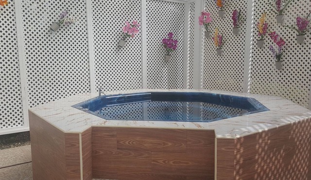 Party villa with 8 bedrooms steps from clubs/restaurants/shops. Fully equipped!